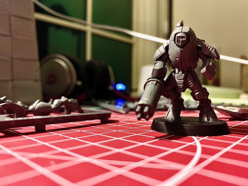 Unpainted tabletop miniature. Sentient bipedal robot, specifically T'au.